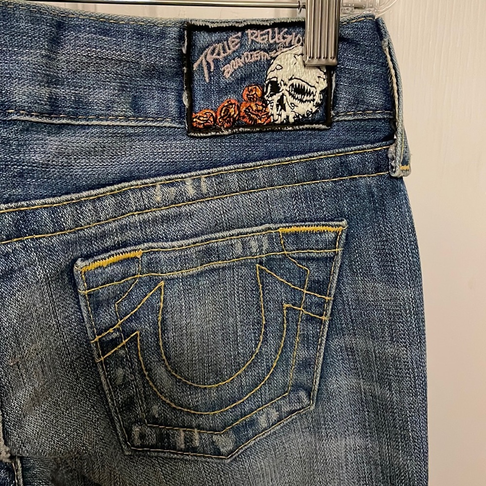 Rare Ladies True Religion Bravdiem Skull design jeans. Wide leg. Size 27.